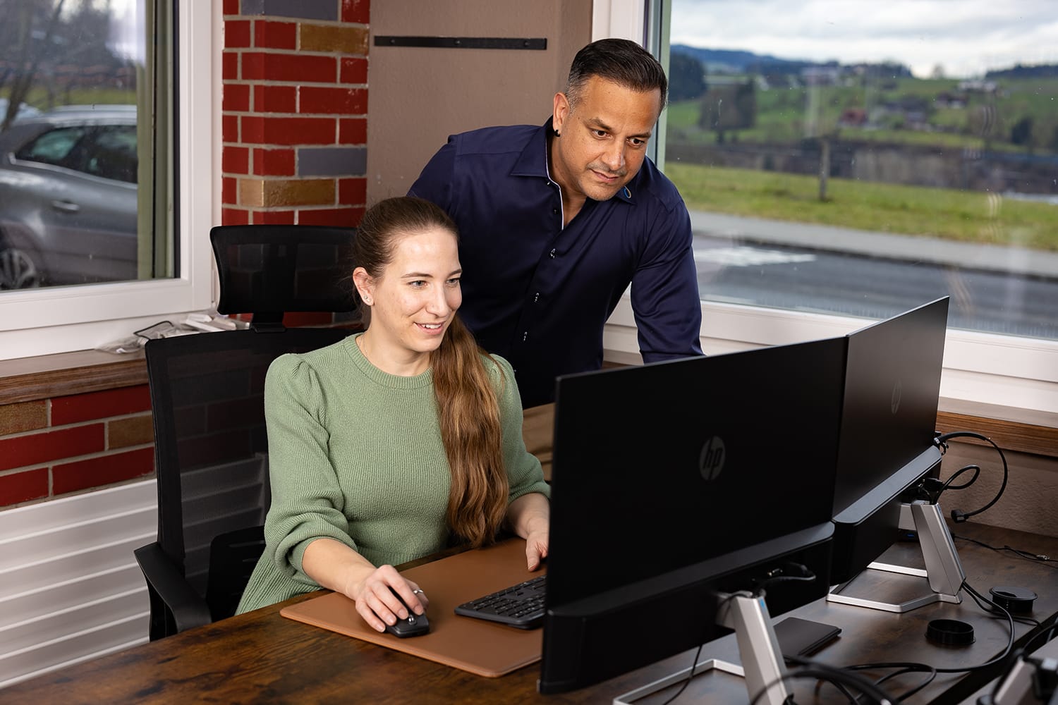 Rajoh und Silvia Stutz im Büro